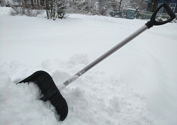 Лопата или снегоуборщик: чем лучше чистить снег и как выбрать